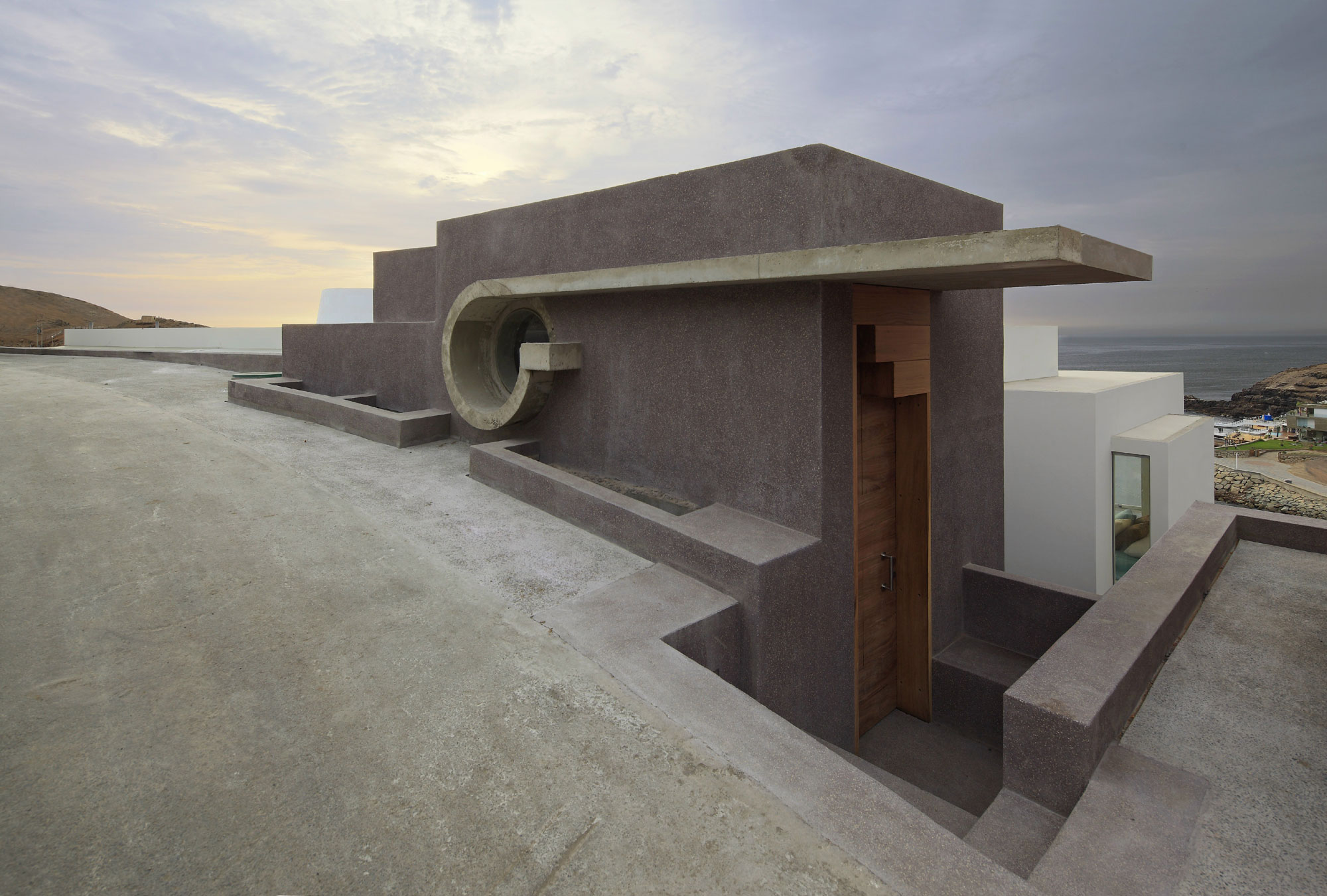 A Striking Modern Beach House on the Rocky Terrain in Lima, Peru by Longhi Architects (6)