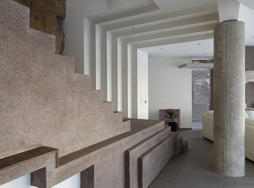 A Striking Modern Beach House on the Rocky Terrain in Lima, Peru by Longhi Architects (9)