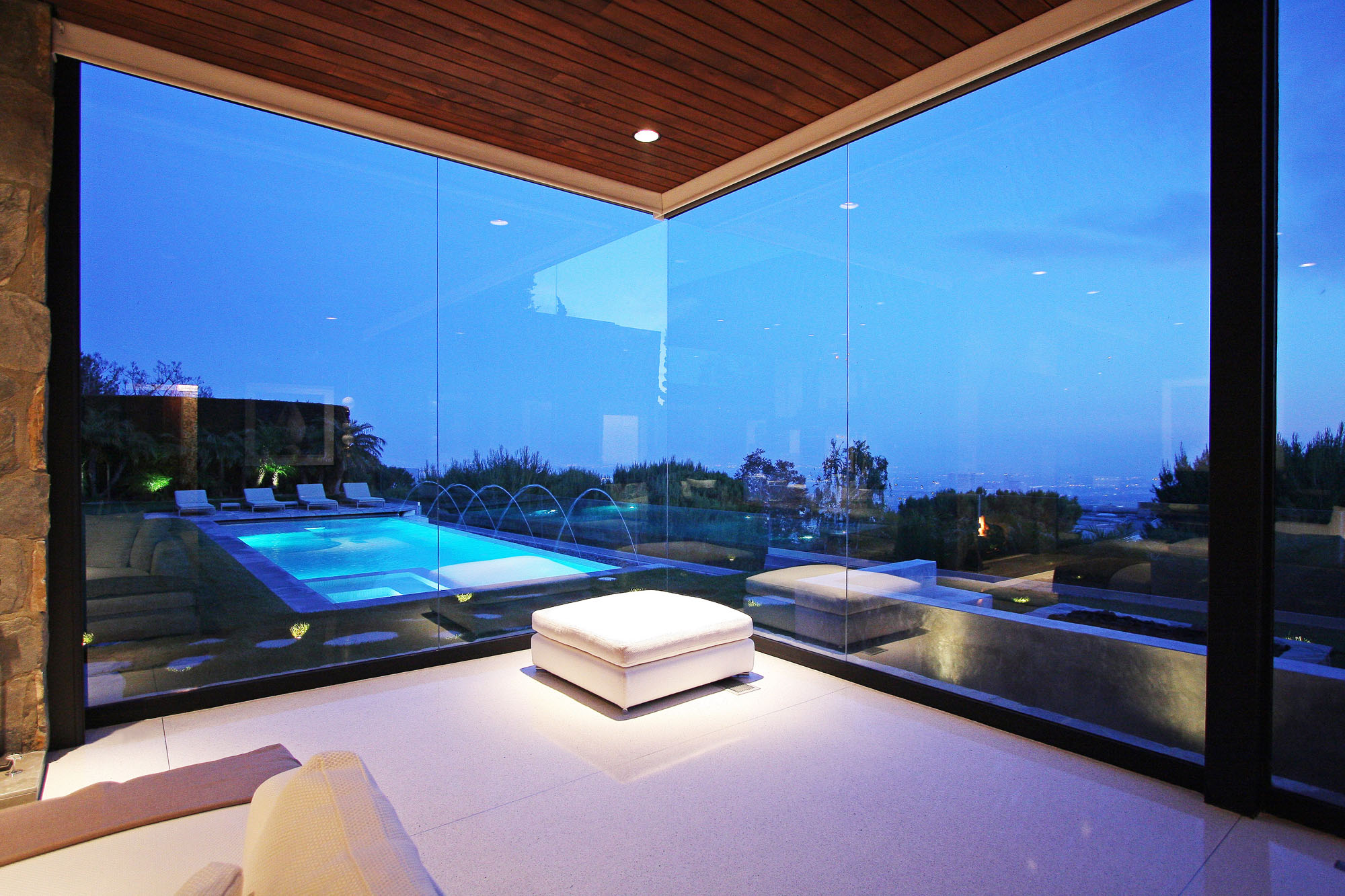 A Stunning Beautiful Modern Home on Top of the Mountains in Beverly Hills by Maxime Jacquet (18)
