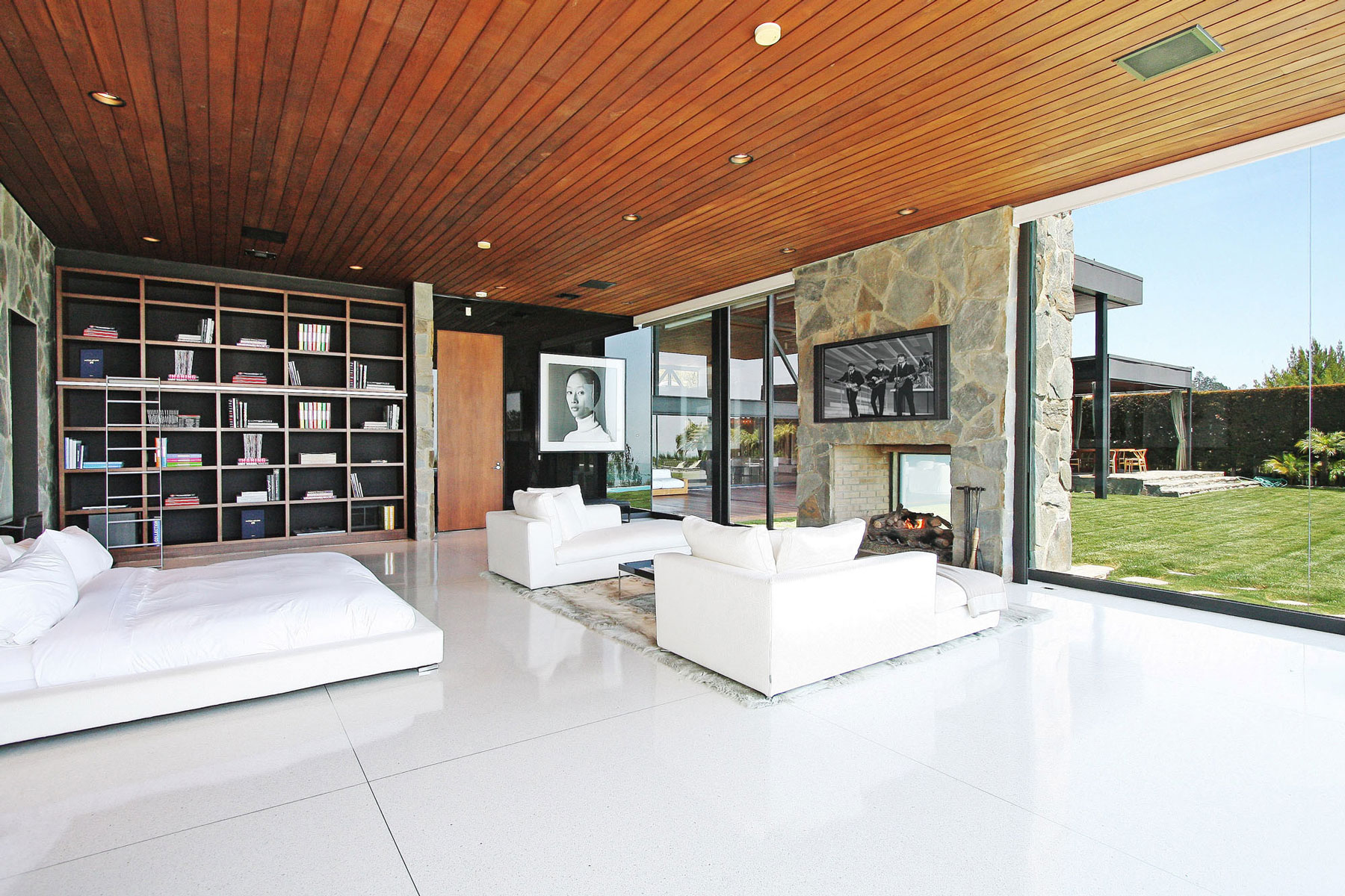 A Stunning Beautiful Modern Home on Top of the Mountains in Beverly Hills by Maxime Jacquet (7)