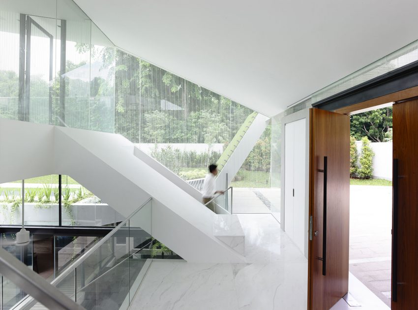 A Stunning Contemporary Bungalow Built on a Sloping Landscape in Singapore by A D Lab (16)
