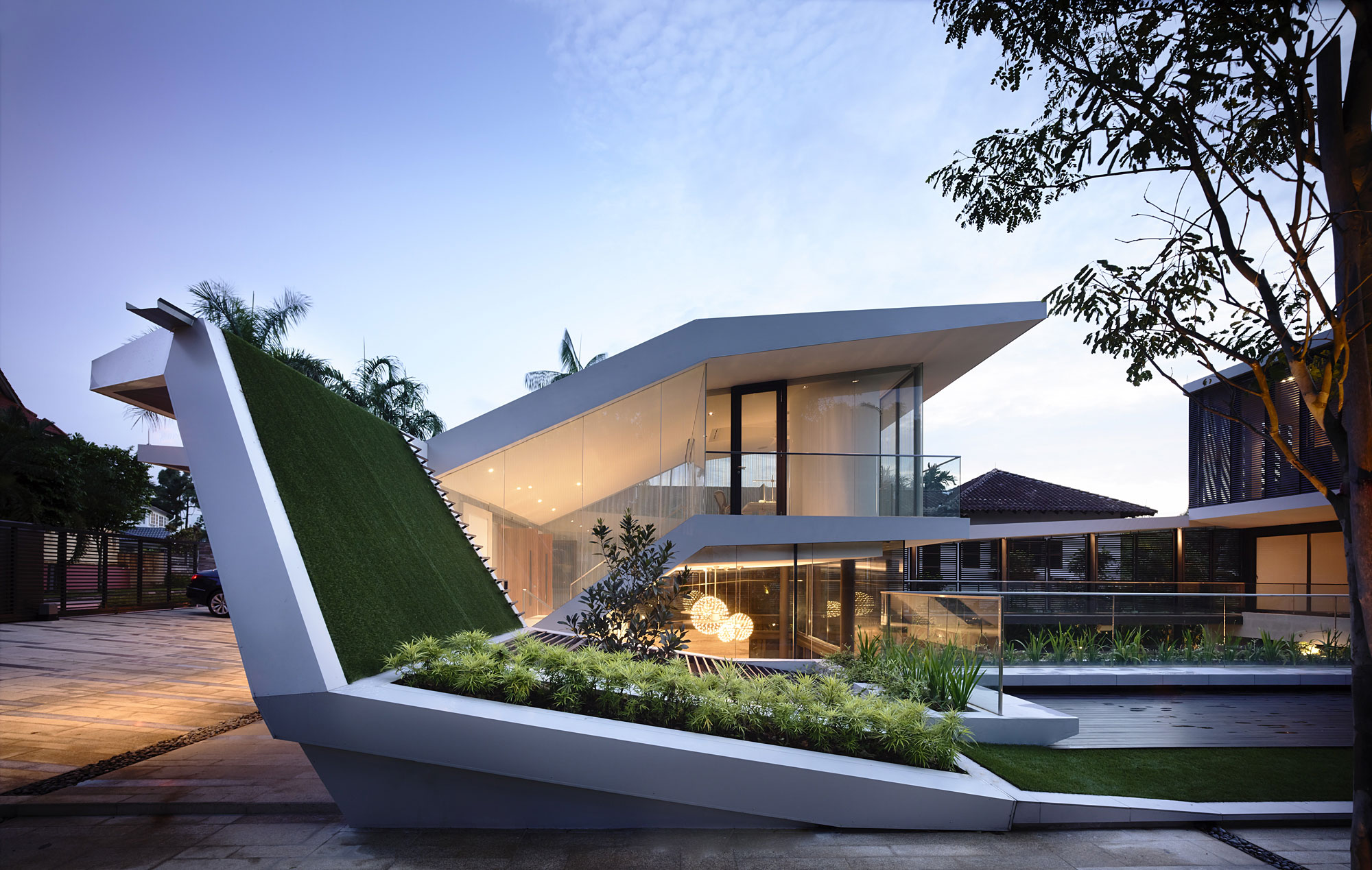 A Stunning Contemporary Bungalow Built on a Sloping Landscape in Singapore by A D Lab (20)