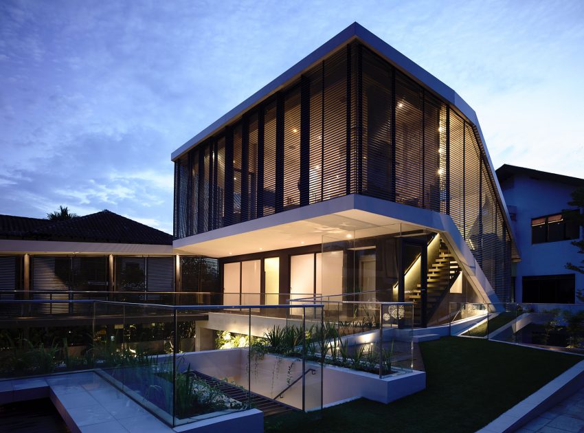 A Stunning Contemporary Bungalow Built on a Sloping Landscape in Singapore by A D Lab (21)