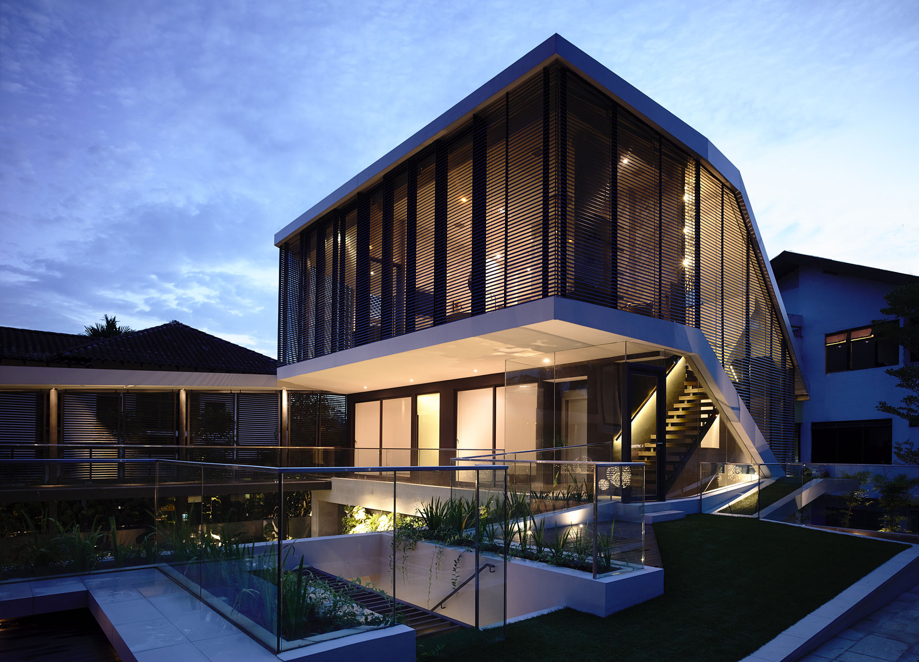A Stunning Contemporary Bungalow Built on a Sloping Landscape in Singapore by A D Lab (21)