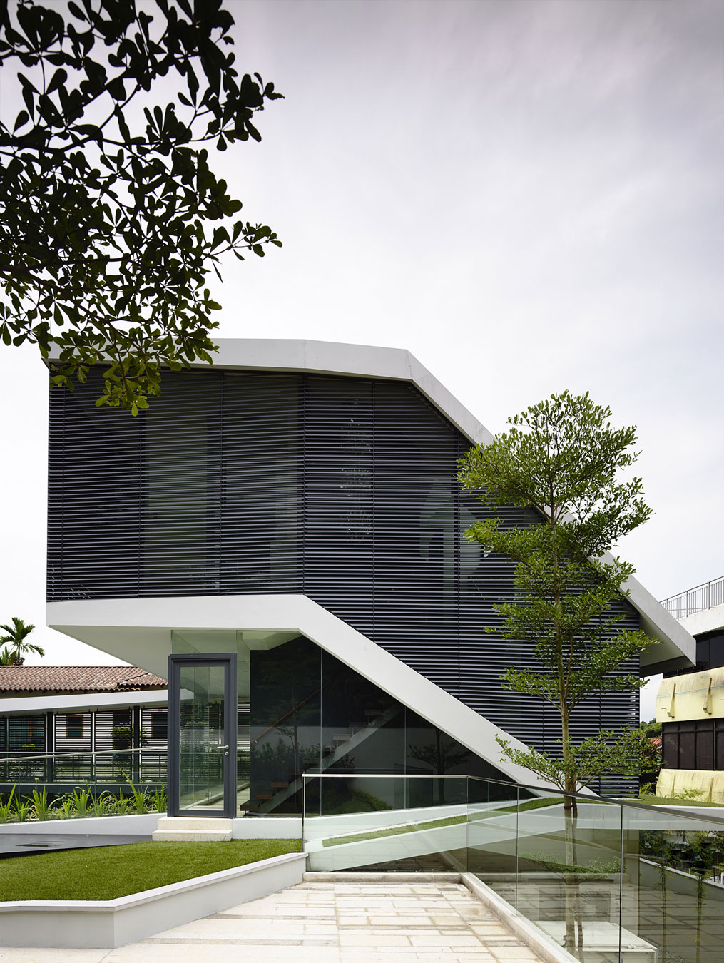 A Stunning Contemporary Bungalow Built on a Sloping Landscape in Singapore by A D Lab (6)