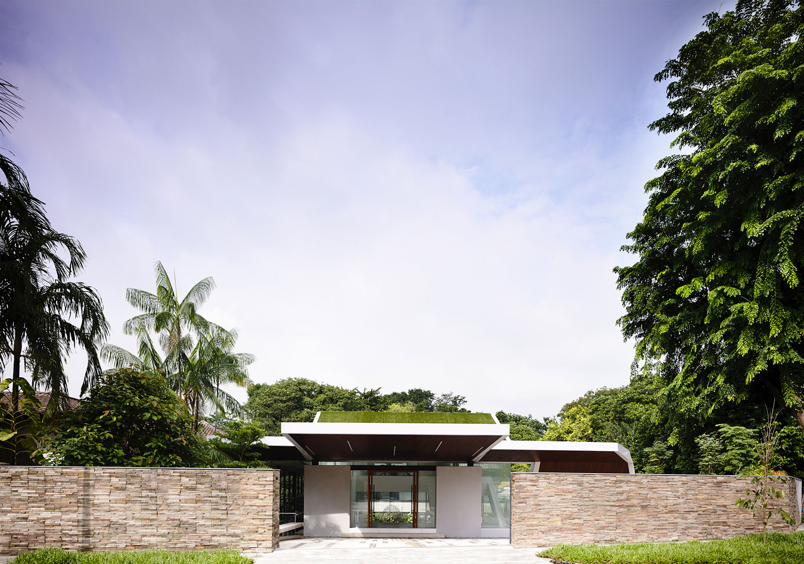A Stunning Contemporary Bungalow Built on a Sloping Landscape in Singapore by A D Lab (9)