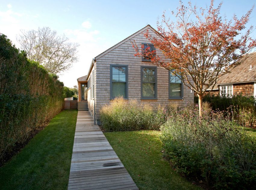 A Stunning and Elegant Contemporary Cottage with Beautiful Interiors in Sagaponack by Axis Mundi Design (1)