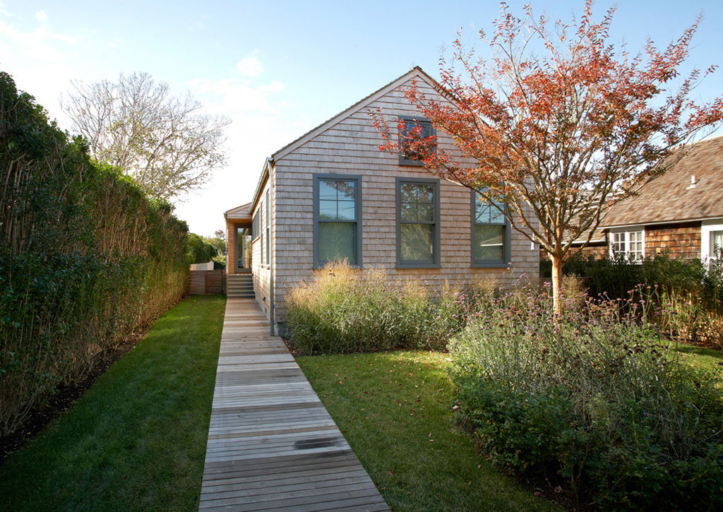 A Stunning and Elegant Contemporary Cottage with Beautiful Interiors in Sagaponack by Axis Mundi Design (1)