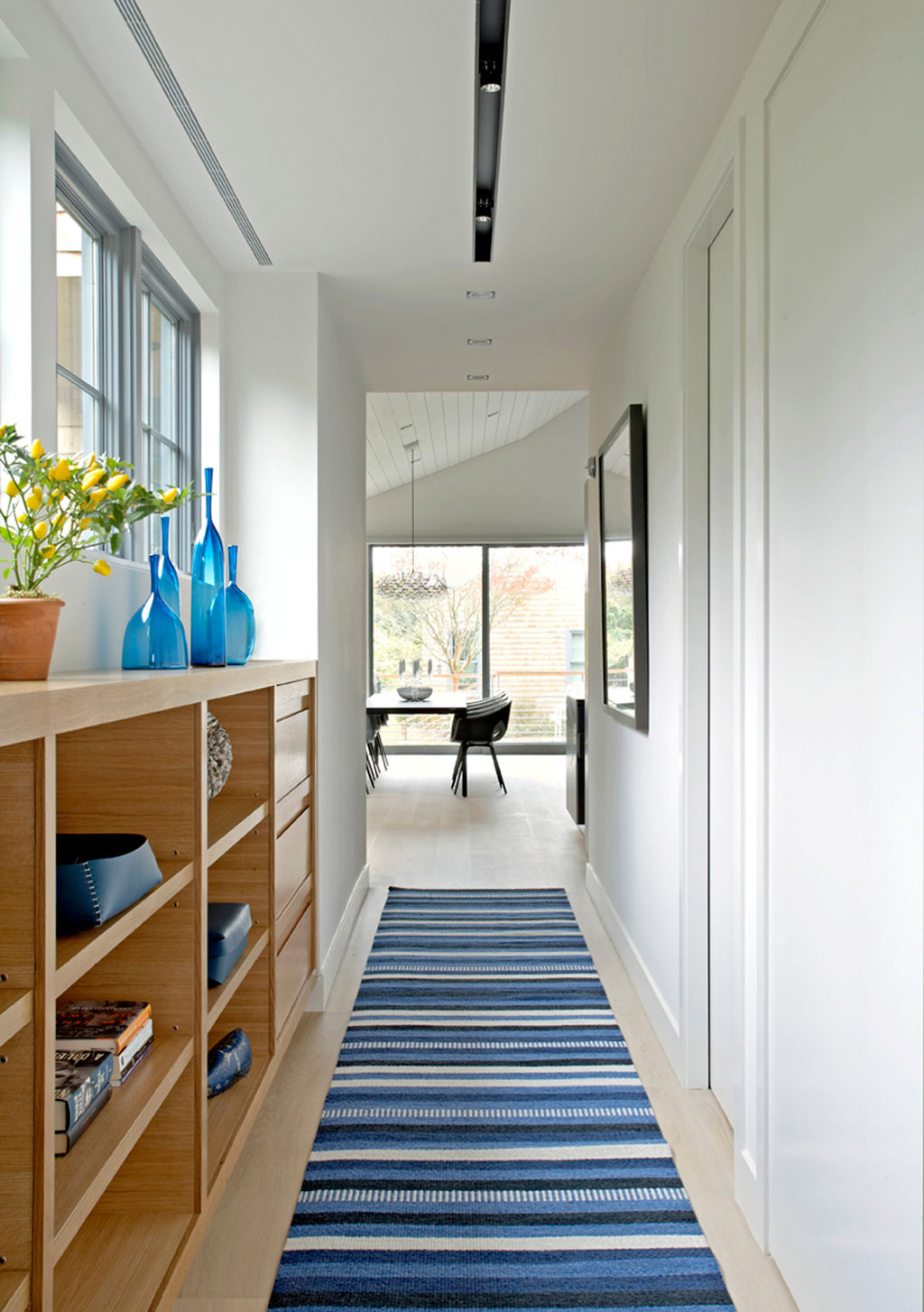 A Stunning and Elegant Contemporary Cottage with Beautiful Interiors in Sagaponack by Axis Mundi Design (10)