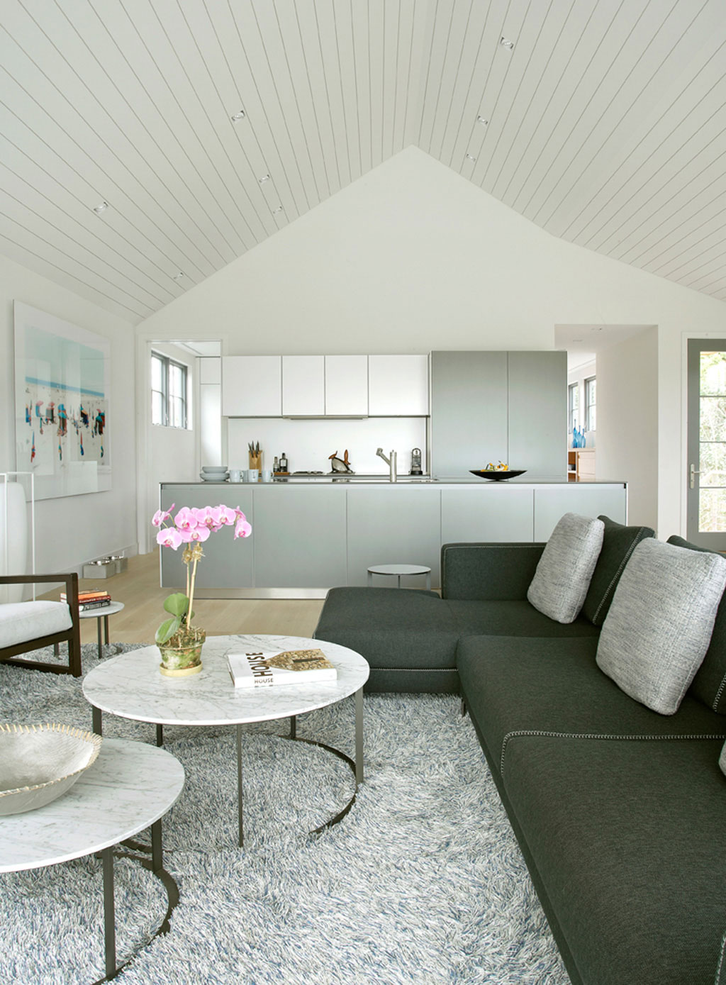 A Stunning and Elegant Contemporary Cottage with Beautiful Interiors in Sagaponack by Axis Mundi Design (4)