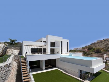 A Stunning Contemporary Home Overlooking the Mediterranean Sea in Alicante