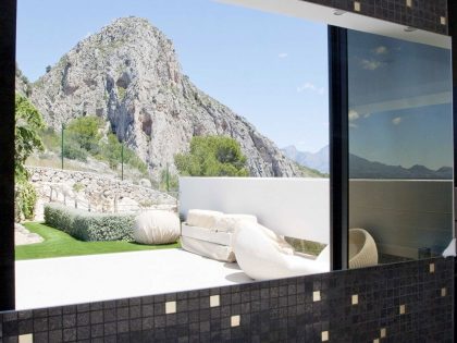 A Stunning Contemporary Home Overlooking the Mediterranean Sea in Alicante by Carlos Gilardi (11)