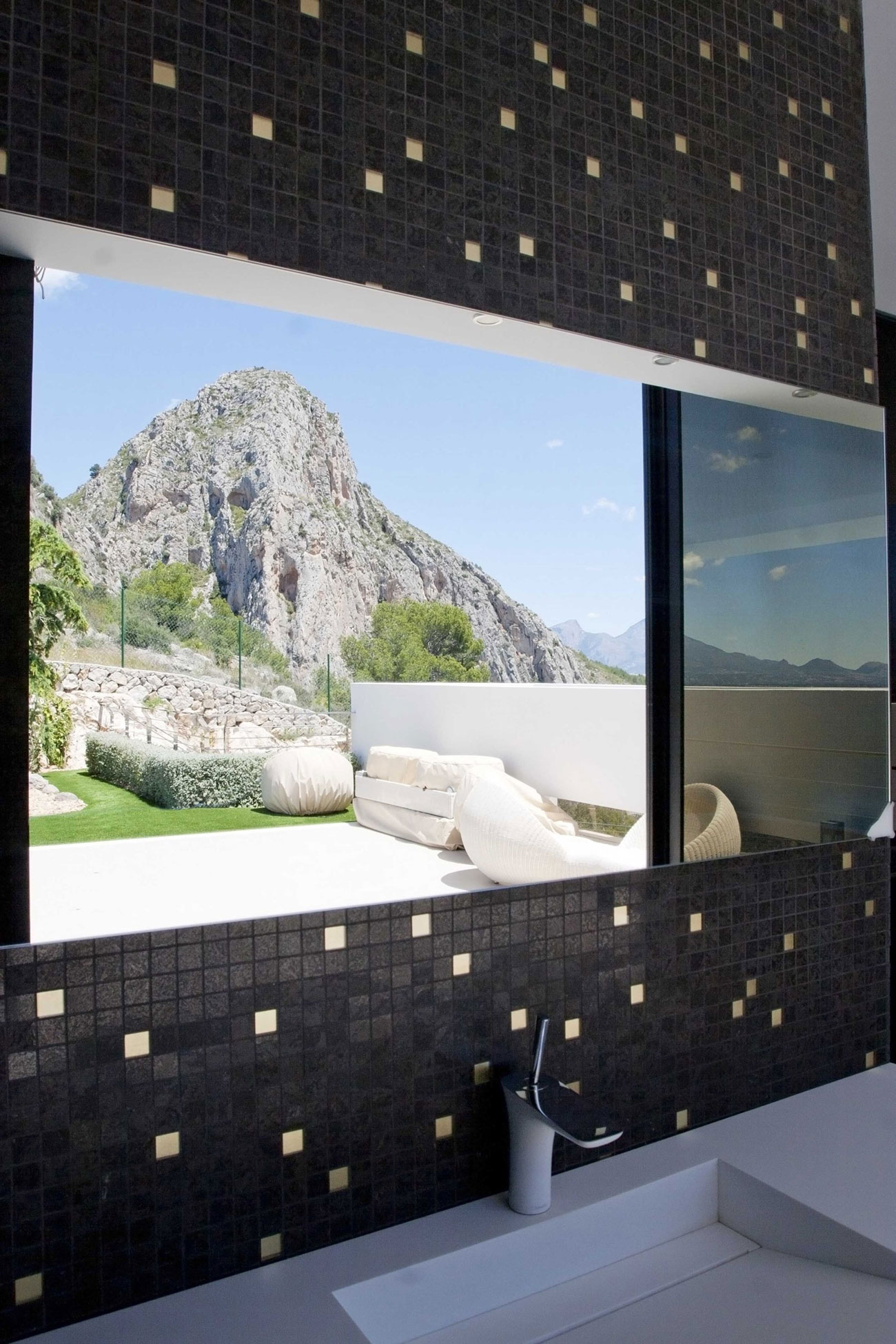 A Stunning Contemporary Home Overlooking the Mediterranean Sea in Alicante by Carlos Gilardi (11)
