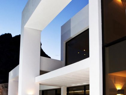 A Stunning Contemporary Home Overlooking the Mediterranean Sea in Alicante by Carlos Gilardi (12)
