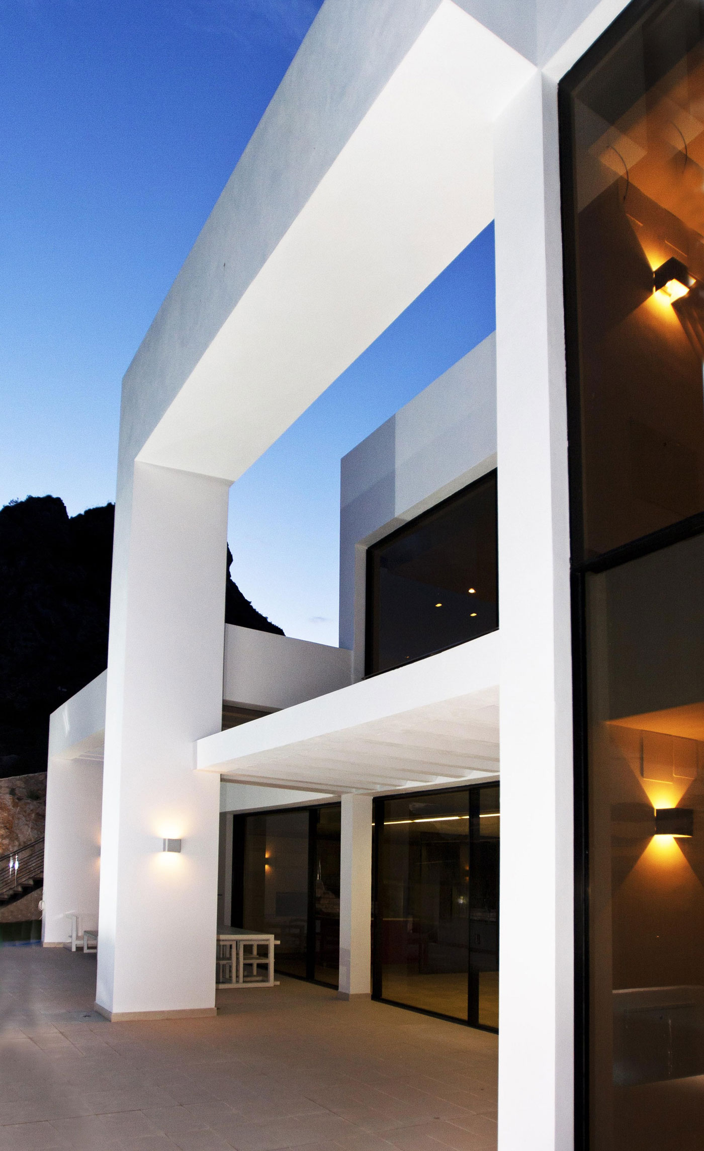 A Stunning Contemporary Home Overlooking the Mediterranean Sea in Alicante by Carlos Gilardi (12)