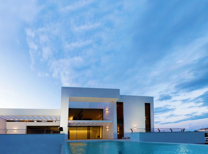 A Stunning Contemporary Home Overlooking the Mediterranean Sea in Alicante by Carlos Gilardi (14)