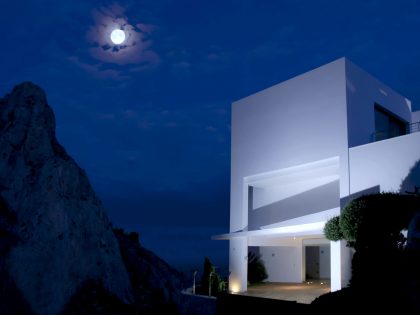 A Stunning Contemporary Home Overlooking the Mediterranean Sea in Alicante by Carlos Gilardi (15)