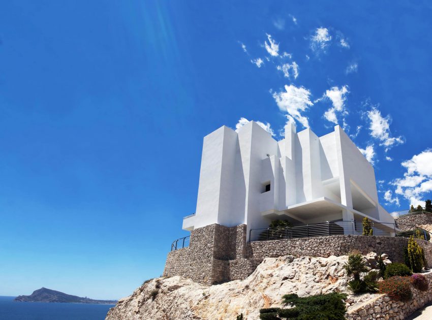 A Stunning Contemporary Home Overlooking the Mediterranean Sea in Alicante by Carlos Gilardi (2)