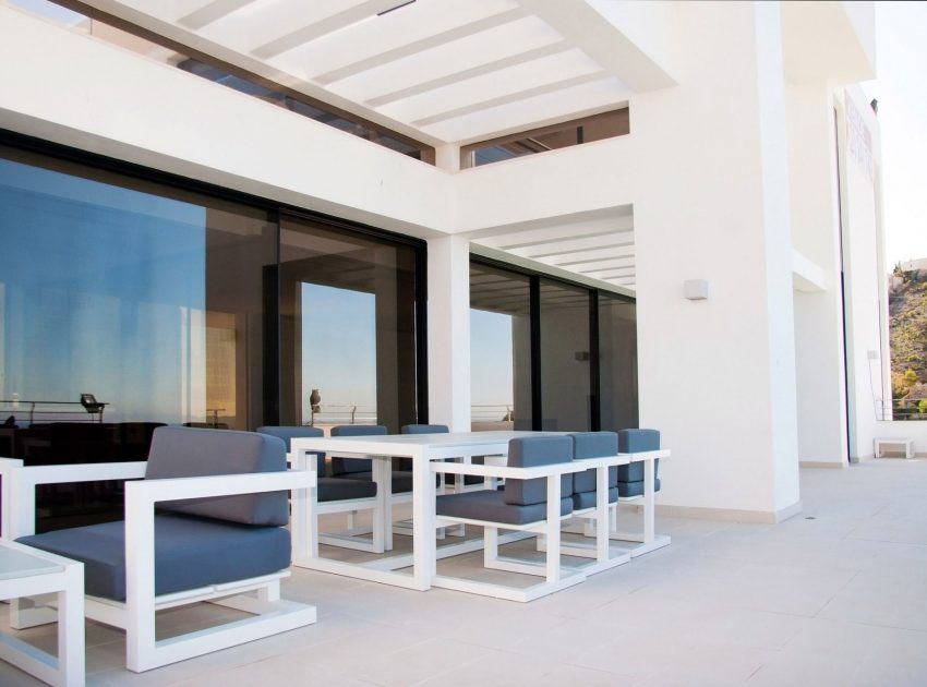 A Stunning Contemporary Home Overlooking the Mediterranean Sea in Alicante by Carlos Gilardi (3)