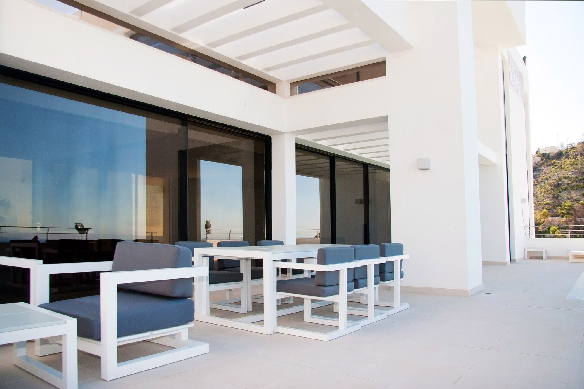 A Stunning Contemporary Home Overlooking the Mediterranean Sea in Alicante by Carlos Gilardi (3)