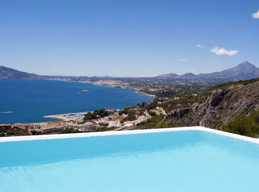 A Stunning Contemporary Home Overlooking the Mediterranean Sea in Alicante by Carlos Gilardi (6)