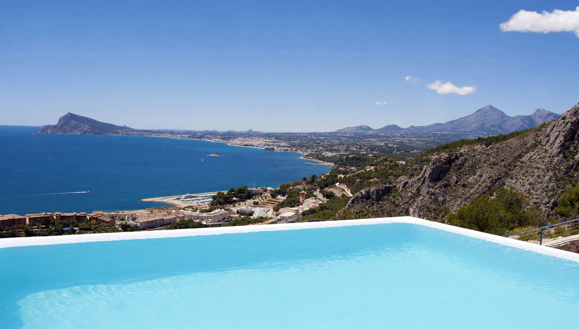 A Stunning Contemporary Home Overlooking the Mediterranean Sea in Alicante by Carlos Gilardi (6)