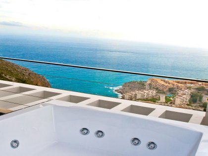 A Stunning Contemporary Home Overlooking the Mediterranean Sea in Alicante by Carlos Gilardi (7)