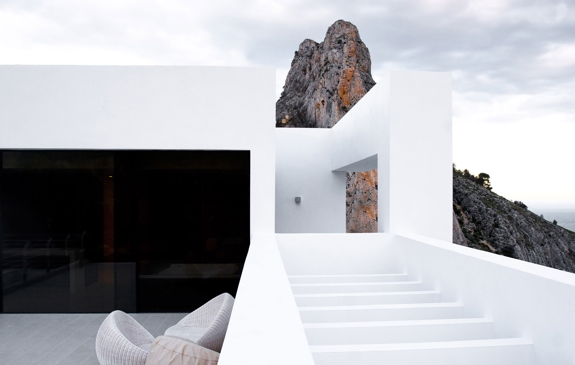 A Stunning Contemporary Home Overlooking the Mediterranean Sea in Alicante by Carlos Gilardi (8)