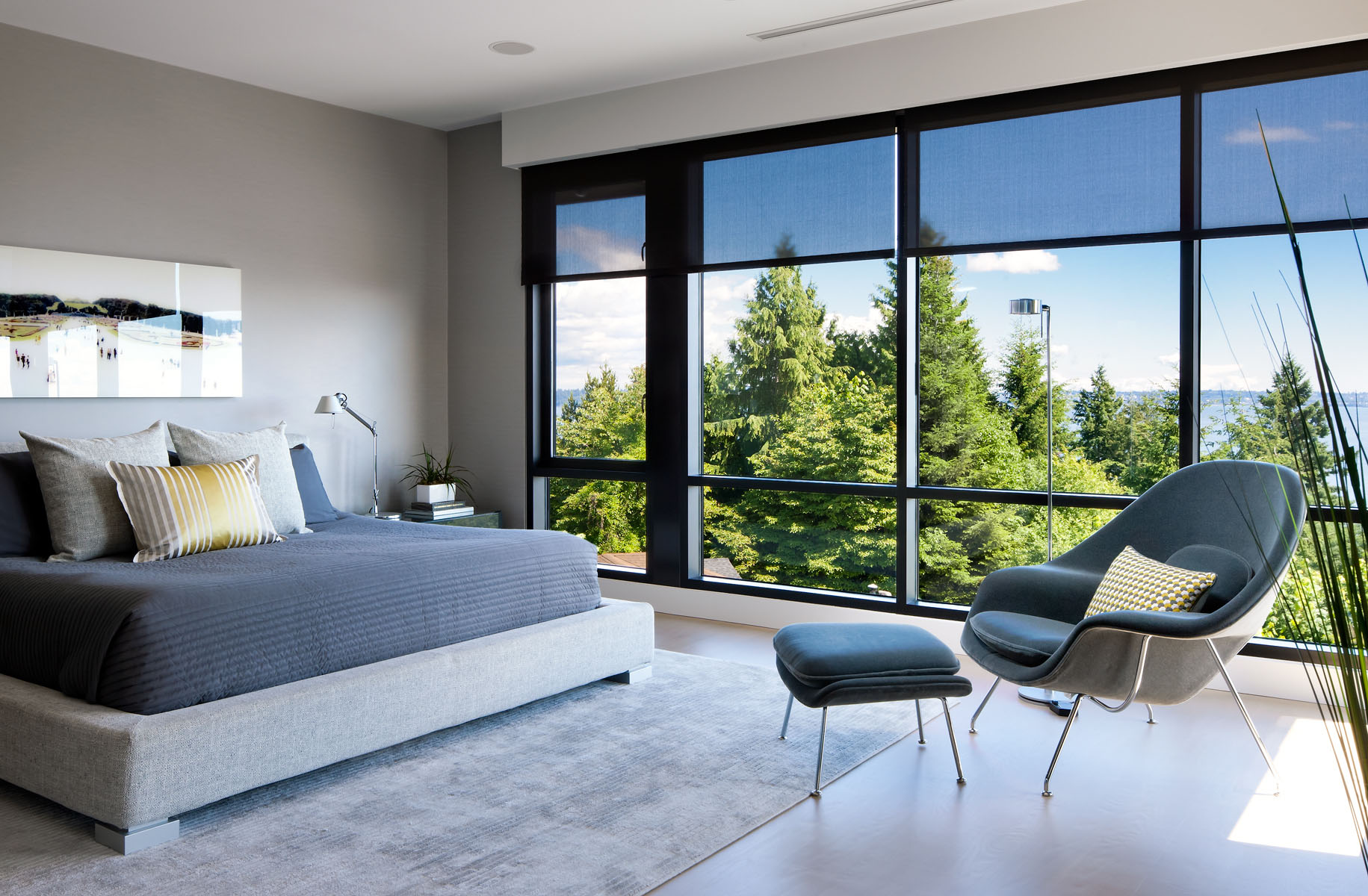 A Stunning Contemporary Home Overlooks the Picturesque Seaside Landscape in West Vancouver by Craig Chevalier and Raven Inside Interior Design (12)