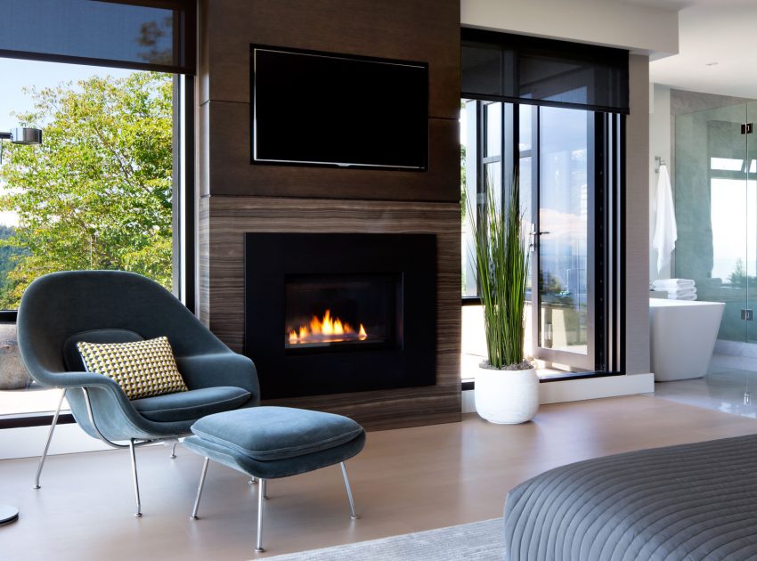 A Stunning Contemporary Home Overlooks the Picturesque Seaside Landscape in West Vancouver by Craig Chevalier and Raven Inside Interior Design (13)