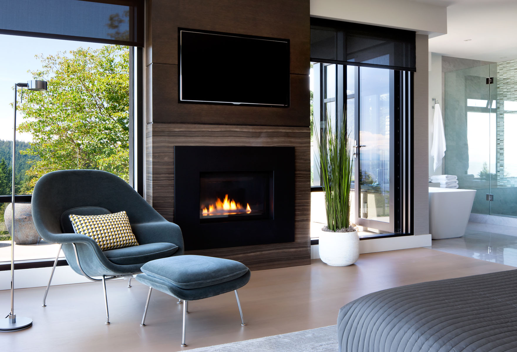A Stunning Contemporary Home Overlooks the Picturesque Seaside Landscape in West Vancouver by Craig Chevalier and Raven Inside Interior Design (13)