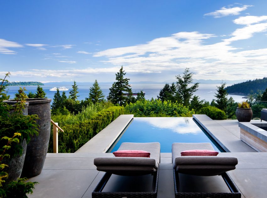 A Stunning Contemporary Home Overlooks the Picturesque Seaside Landscape in West Vancouver by Craig Chevalier and Raven Inside Interior Design (17)