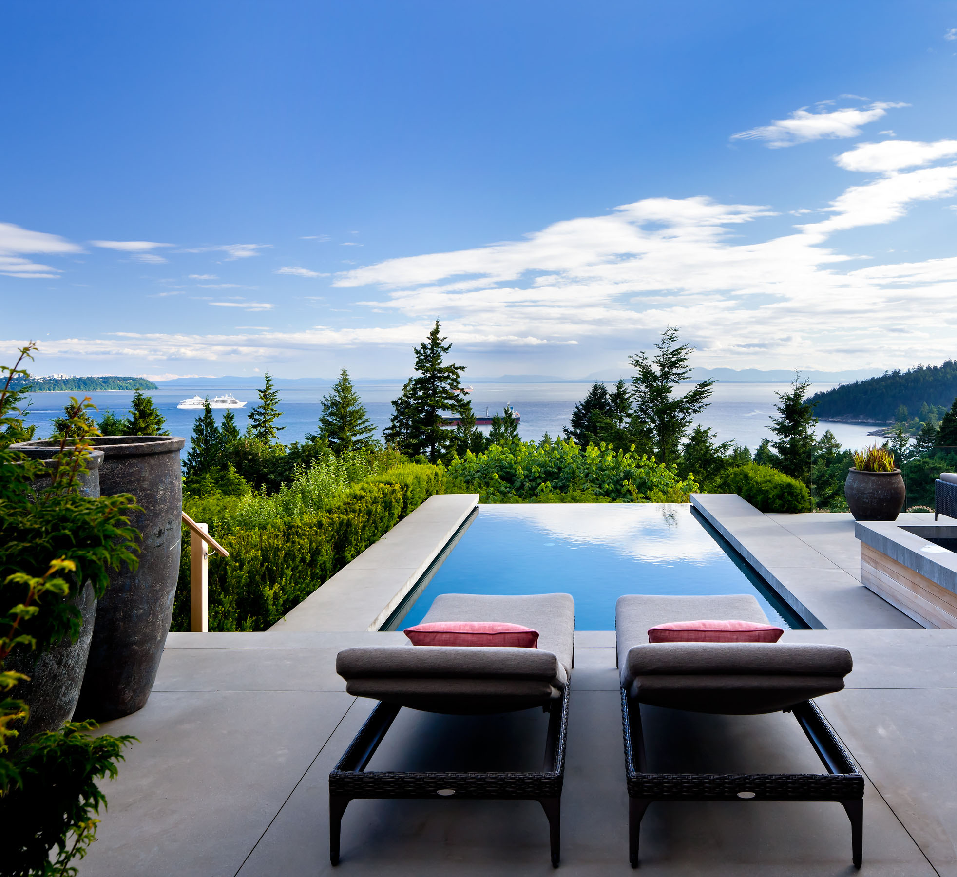 A Stunning Contemporary Home Overlooks the Picturesque Seaside Landscape in West Vancouver by Craig Chevalier and Raven Inside Interior Design (17)