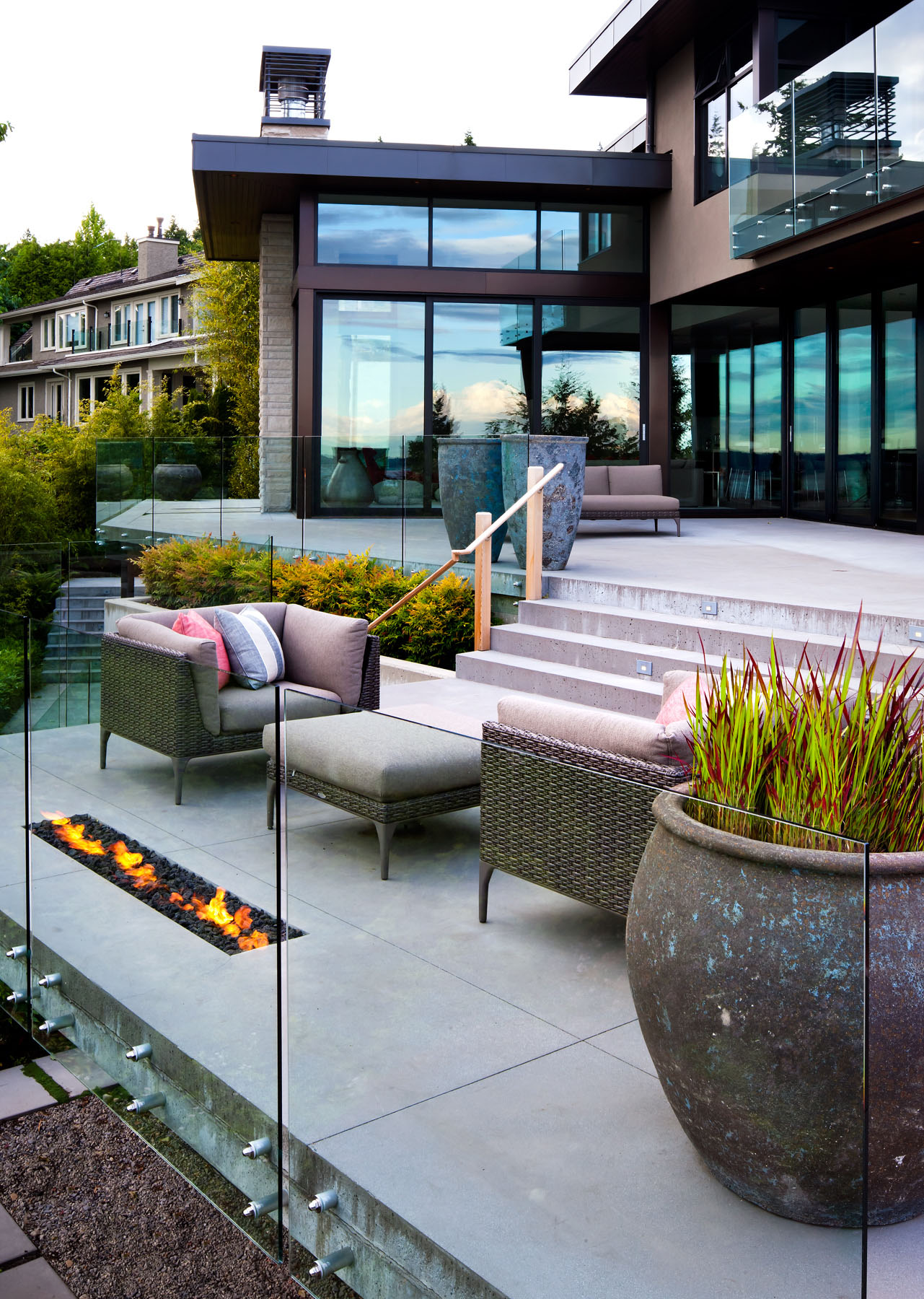 A Stunning Contemporary Home Overlooks the Picturesque Seaside Landscape in West Vancouver by Craig Chevalier and Raven Inside Interior Design (18)