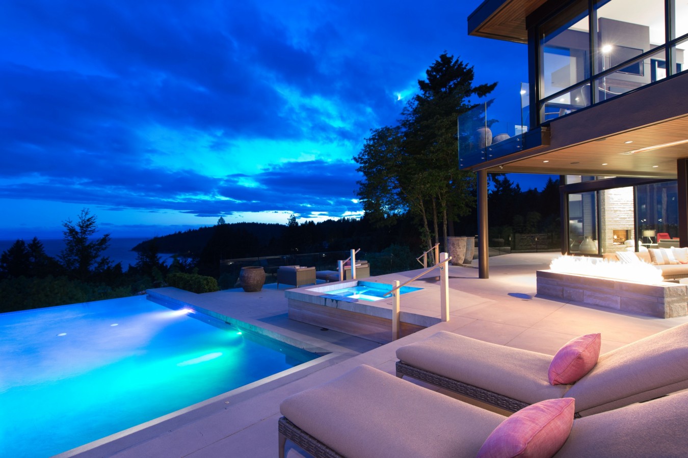 A Stunning Contemporary Home Overlooks the Picturesque Seaside Landscape in West Vancouver by Craig Chevalier and Raven Inside Interior Design (20)