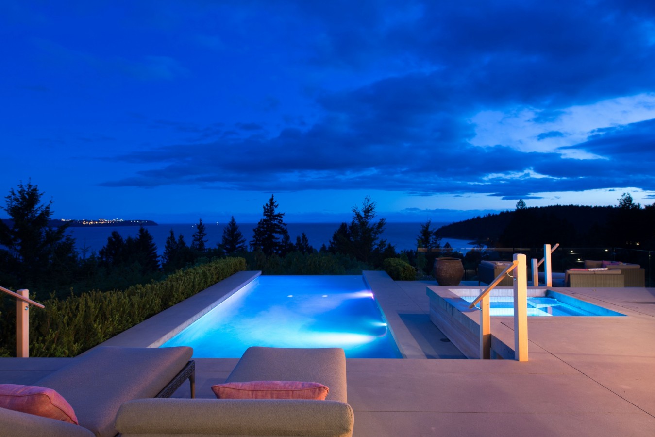 A Stunning Contemporary Home Overlooks the Picturesque Seaside Landscape in West Vancouver by Craig Chevalier and Raven Inside Interior Design (22)