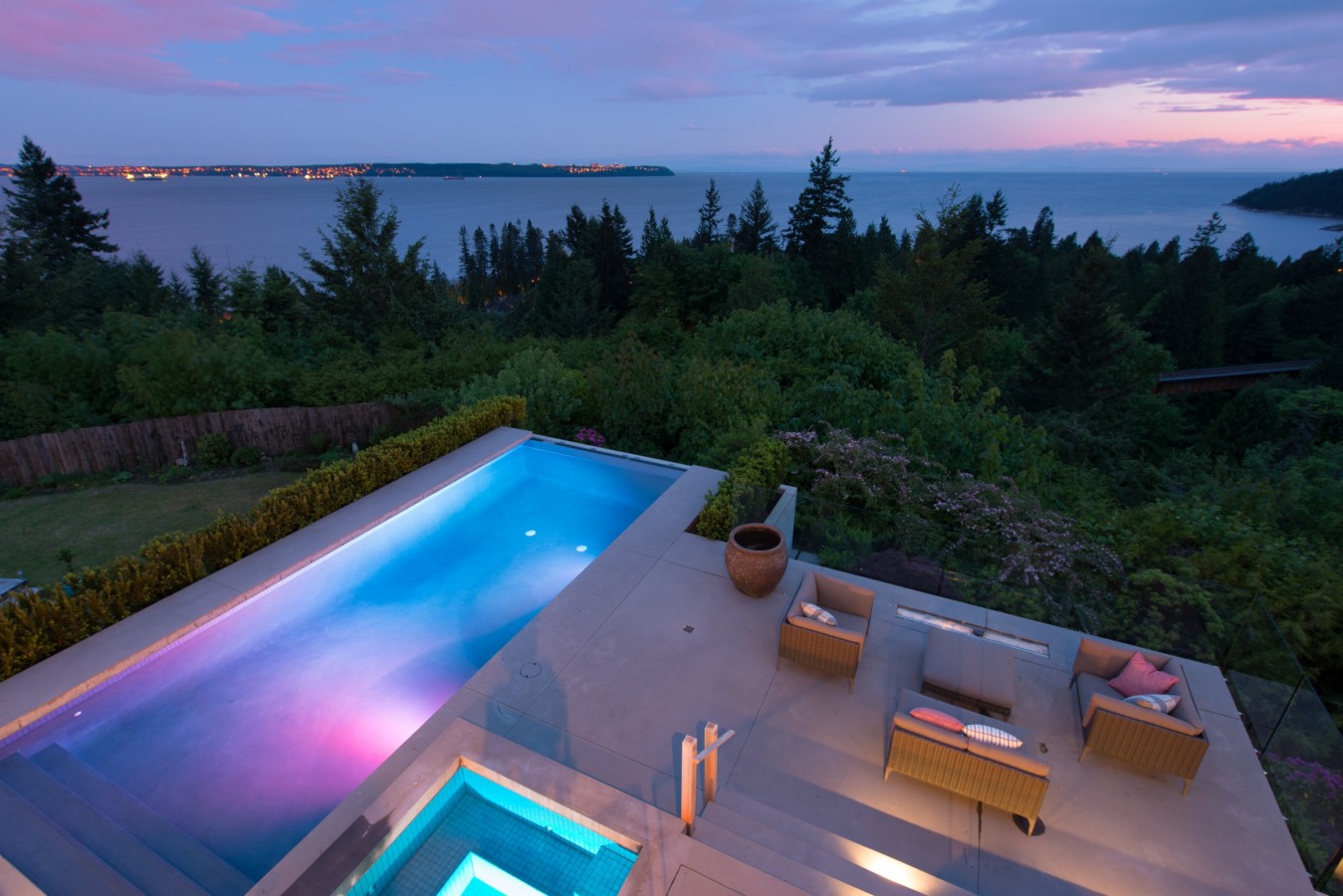 A Stunning Contemporary Home Overlooks the Picturesque Seaside Landscape in West Vancouver by Craig Chevalier and Raven Inside Interior Design (23)