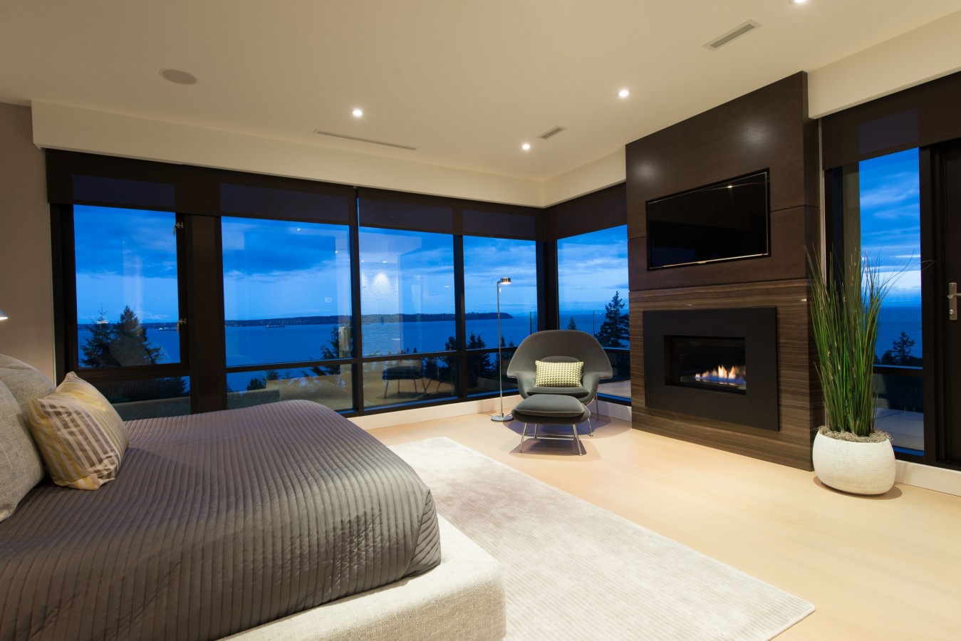 A Stunning Contemporary Home Overlooks the Picturesque Seaside Landscape in West Vancouver by Craig Chevalier and Raven Inside Interior Design (40)