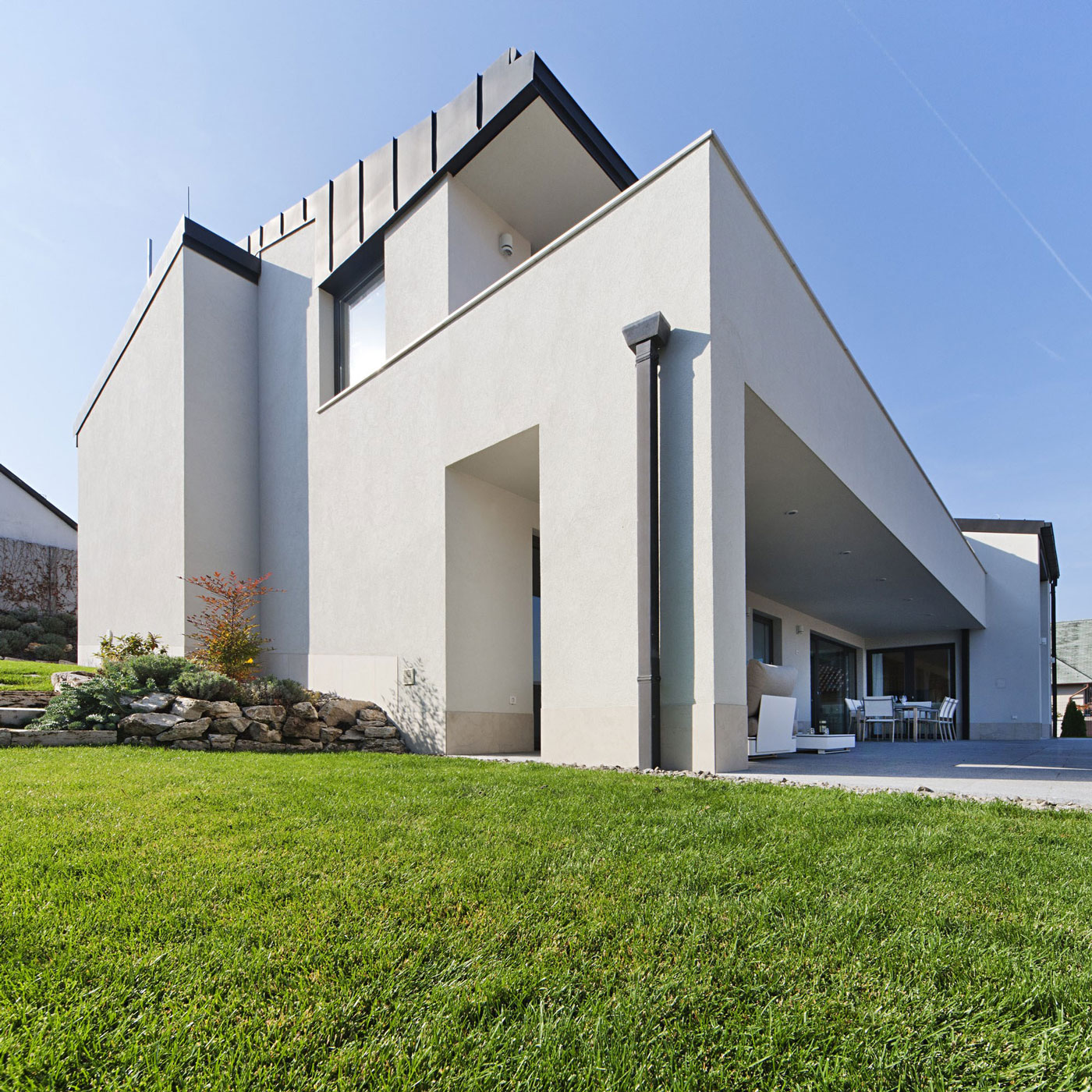 A Stunning Contemporary Home with Asymmetrical Facade and Unique Look in Budapest, Hungary by Sandor Duzs and Architema (4)