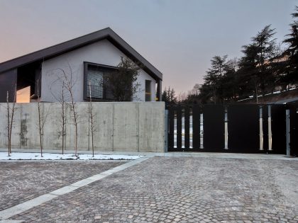 A Stunning Contemporary Home with Natural Wood Frames in Area Novara, Italy by Diego Bortolato (11)