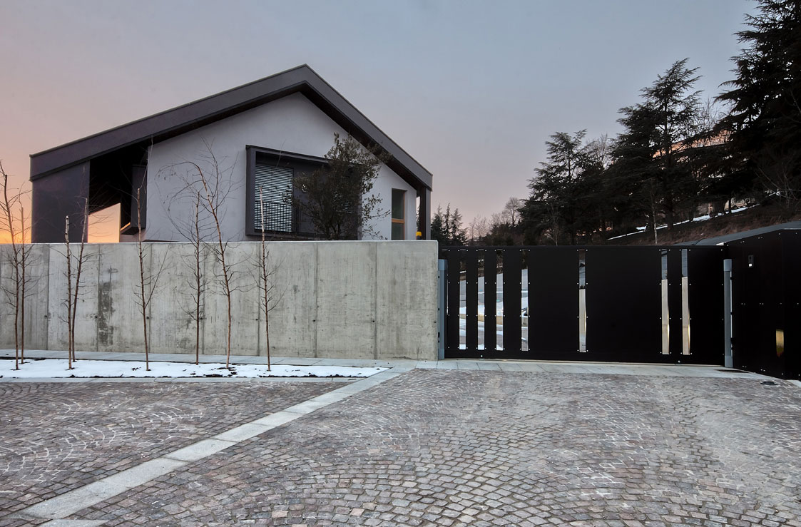 A Stunning Contemporary Home with Natural Wood Frames in Area Novara, Italy by Diego Bortolato (11)