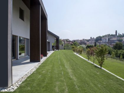 A Stunning Contemporary Home with Natural Wood Frames in Area Novara, Italy by Diego Bortolato (4)