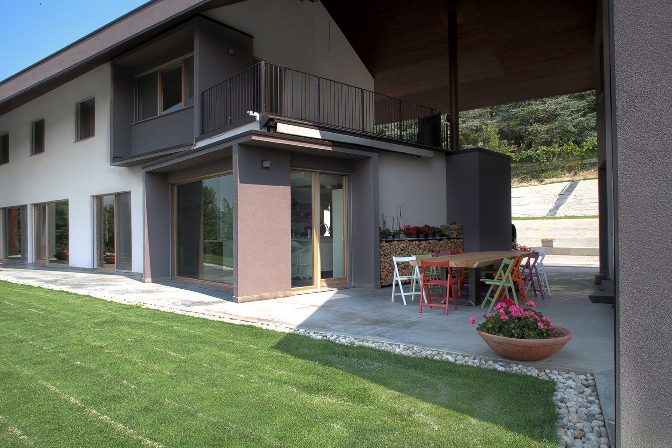 A Stunning Contemporary Home with Natural Wood Frames in Area Novara, Italy by Diego Bortolato (5)