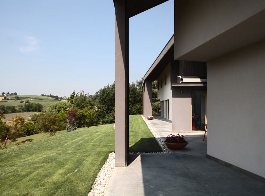 A Stunning Contemporary Home with Natural Wood Frames in Area Novara, Italy by Diego Bortolato (7)