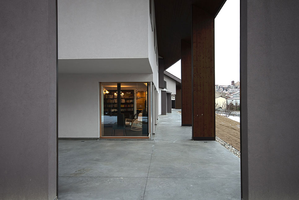 A Stunning Contemporary Home with Natural Wood Frames in Area Novara, Italy by Diego Bortolato (8)