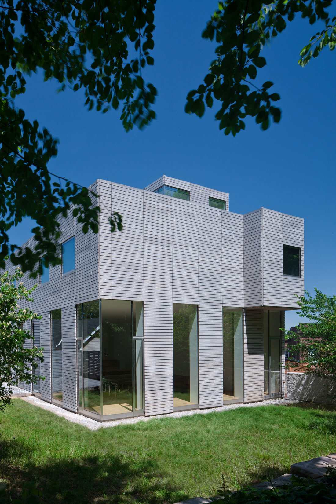 A Stunning Contemporary Townhouse with Exquisite and Elegant Interiors in Cleveland, Ohio by Bucchieri Architects (2)