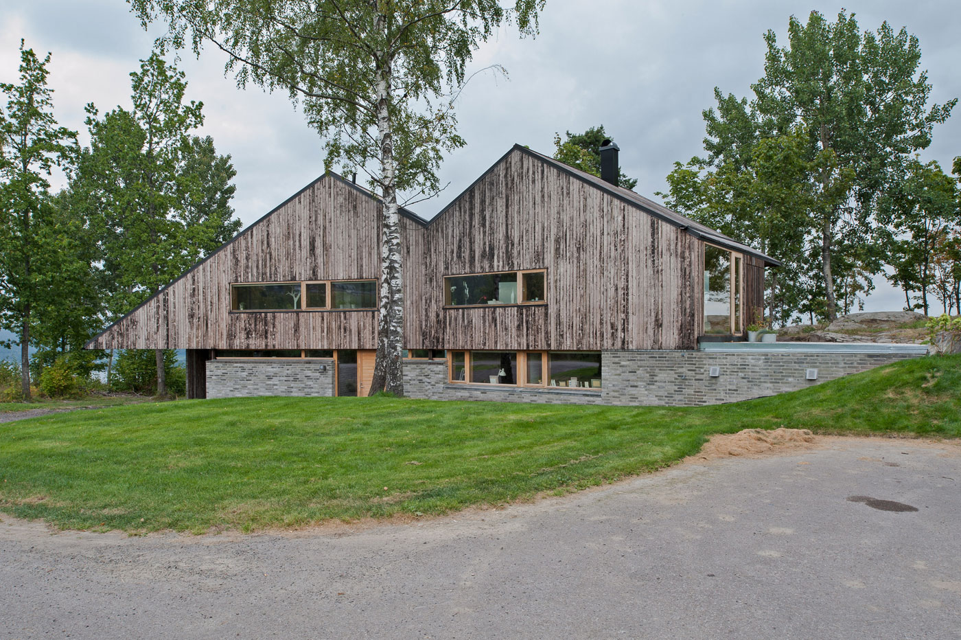A Stunning Double-Gabled House Surrounded by Lush Natural Landscape in Holmestrand, Norway by Schjelderup Trondahl Architects AS (1)