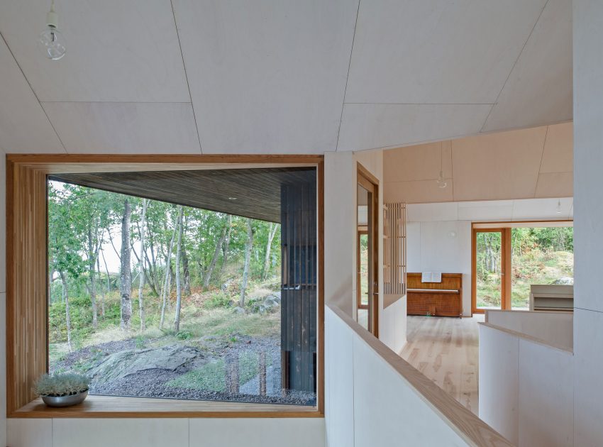 A Stunning Double-Gabled House Surrounded by Lush Natural Landscape in Holmestrand, Norway by Schjelderup Trondahl Architects AS (13)