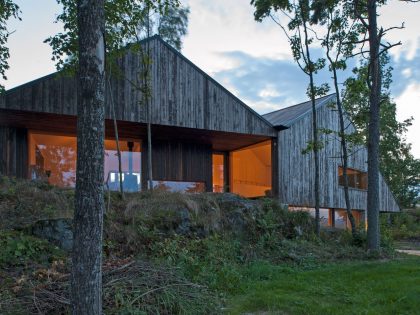 A Stunning Double-Gabled House Surrounded by Lush Natural Landscape in Holmestrand, Norway by Schjelderup Trondahl Architects AS (15)