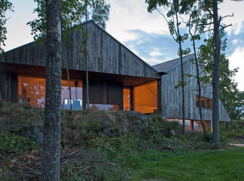 A Stunning Double-Gabled House Surrounded by Lush Natural Landscape in Holmestrand, Norway by Schjelderup Trondahl Architects AS (15)